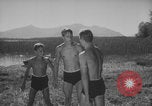 Standbild Hitlerjugend-Jungen spielen eine Schlacht Chieming Deutschland, 1943, aus Sekunde 11 historischem Filmmaterial Videoclip 65675080348
