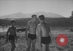Standbild Hitlerjugend-Jungen spielen eine Schlacht Chieming Deutschland, 1943, aus Sekunde 12 historischem Filmmaterial Videoclip 65675080348