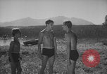 Standbild Hitlerjugend-Jungen spielen eine Schlacht Chieming Deutschland, 1943, aus Sekunde 13 historischem Filmmaterial Videoclip 65675080348