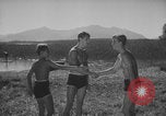 Standbild Hitlerjugend-Jungen spielen eine Schlacht Chieming Deutschland, 1943, aus Sekunde 15 historischem Filmmaterial Videoclip 65675080348