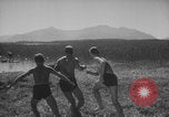 Standbild Hitlerjugend-Jungen spielen eine Schlacht Chieming Deutschland, 1943, aus Sekunde 16 historischem Filmmaterial Videoclip 65675080348