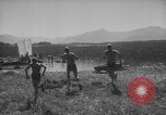 Standbild Hitlerjugend-Jungen spielen eine Schlacht Chieming Deutschland, 1943, aus Sekunde 17 historischem Filmmaterial Videoclip 65675080348