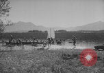 Standbild Hitlerjugend-Jungen spielen eine Schlacht Chieming Deutschland, 1943, aus Sekunde 20 historischem Filmmaterial Videoclip 65675080348