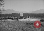 Standbild Hitlerjugend-Jungen spielen eine Schlacht Chieming Deutschland, 1943, aus Sekunde 21 historischem Filmmaterial Videoclip 65675080348