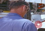 Image Mécaniciens d'aéronefs F-14 San Diego California USA, 1974, de la seconde 23 séquences d'archives historiques vidéo 65675080442