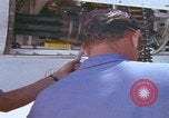Image Mécaniciens d'aéronefs F-14 San Diego California USA, 1974, de la seconde 24 séquences d'archives historiques vidéo 65675080442