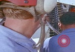 Image Mécaniciens d'aéronefs F-14 San Diego California USA, 1974, de la seconde 26 séquences d'archives historiques vidéo 65675080442