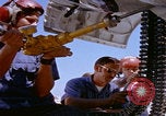 Image Mécaniciens d'aéronefs F-14 San Diego California USA, 1974, de la seconde 27 séquences d'archives historiques vidéo 65675080442