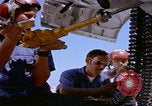 Image Mécaniciens d'aéronefs F-14 San Diego California USA, 1974, de la seconde 28 séquences d'archives historiques vidéo 65675080442