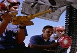 Image Mécaniciens d'aéronefs F-14 San Diego California USA, 1974, de la seconde 29 séquences d'archives historiques vidéo 65675080442