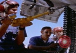 Image Mécaniciens d'aéronefs F-14 San Diego California USA, 1974, de la seconde 31 séquences d'archives historiques vidéo 65675080442