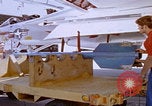 Image Mécaniciens d'aéronefs F-14 San Diego California USA, 1974, de la seconde 33 séquences d'archives historiques vidéo 65675080442