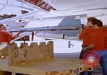 Image Mécaniciens d'aéronefs F-14 San Diego California USA, 1974, de la seconde 36 séquences d'archives historiques vidéo 65675080442
