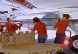 Image Mécaniciens d'aéronefs F-14 San Diego California USA, 1974, de la seconde 37 séquences d'archives historiques vidéo 65675080442