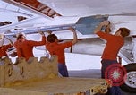 Image Mécaniciens d'aéronefs F-14 San Diego California USA, 1974, de la seconde 38 séquences d'archives historiques vidéo 65675080442