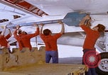 Image Mécaniciens d'aéronefs F-14 San Diego California USA, 1974, de la seconde 39 séquences d'archives historiques vidéo 65675080442