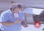 Image Mécaniciens d'aéronefs F-14 San Diego California USA, 1974, de la seconde 40 séquences d'archives historiques vidéo 65675080442
