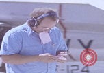 Image Mécaniciens d'aéronefs F-14 San Diego California USA, 1974, de la seconde 41 séquences d'archives historiques vidéo 65675080442