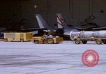 Image Mécaniciens d'aéronefs F-14 San Diego California USA, 1974, de la seconde 44 séquences d'archives historiques vidéo 65675080442