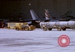 Image Mécaniciens d'aéronefs F-14 San Diego California USA, 1974, de la seconde 45 séquences d'archives historiques vidéo 65675080442