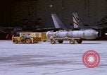 Image Mécaniciens d'aéronefs F-14 San Diego California USA, 1974, de la seconde 46 séquences d'archives historiques vidéo 65675080442