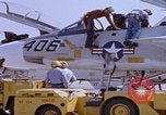 Image Mécaniciens d'aéronefs F-14 San Diego California USA, 1974, de la seconde 47 séquences d'archives historiques vidéo 65675080442