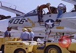 Image Mécaniciens d'aéronefs F-14 San Diego California USA, 1974, de la seconde 49 séquences d'archives historiques vidéo 65675080442