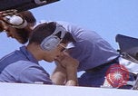 Image Mécaniciens d'aéronefs F-14 San Diego California USA, 1974, de la seconde 52 séquences d'archives historiques vidéo 65675080442