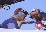 Image Mécaniciens d'aéronefs F-14 San Diego California USA, 1974, de la seconde 54 séquences d'archives historiques vidéo 65675080442