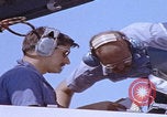 Image Mécaniciens d'aéronefs F-14 San Diego California USA, 1974, de la seconde 55 séquences d'archives historiques vidéo 65675080442