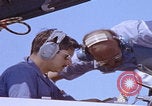 Image Mécaniciens d'aéronefs F-14 San Diego California USA, 1974, de la seconde 56 séquences d'archives historiques vidéo 65675080442
