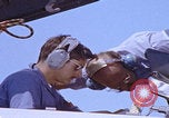 Image Mécaniciens d'aéronefs F-14 San Diego California USA, 1974, de la seconde 57 séquences d'archives historiques vidéo 65675080442