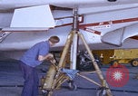 Image Mécaniciens d'aéronefs F-14 San Diego California USA, 1974, de la seconde 58 séquences d'archives historiques vidéo 65675080442