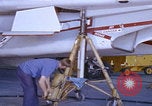 Image Mécaniciens d'aéronefs F-14 San Diego California USA, 1974, de la seconde 59 séquences d'archives historiques vidéo 65675080442