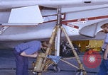 Image Mécaniciens d'aéronefs F-14 San Diego California USA, 1974, de la seconde 60 séquences d'archives historiques vidéo 65675080442