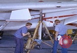 Image Mécaniciens d'aéronefs F-14 San Diego California USA, 1974, de la seconde 61 séquences d'archives historiques vidéo 65675080442