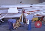 Image Mécaniciens d'aéronefs F-14 San Diego California USA, 1974, de la seconde 62 séquences d'archives historiques vidéo 65675080442