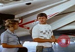 Image Technicien radar de chasse F-14 San Diego California USA, 1974, de la seconde 5 séquences d'archives historiques vidéo 65675080443