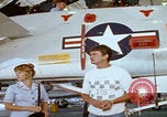 Image Technicien radar de chasse F-14 San Diego California USA, 1974, de la seconde 12 séquences d'archives historiques vidéo 65675080443