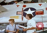 Image Technicien radar de chasse F-14 San Diego California USA, 1974, de la seconde 13 séquences d'archives historiques vidéo 65675080443