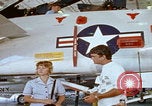 Image Technicien radar de chasse F-14 San Diego California USA, 1974, de la seconde 15 séquences d'archives historiques vidéo 65675080443