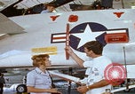 Image Technicien radar de chasse F-14 San Diego California USA, 1974, de la seconde 16 séquences d'archives historiques vidéo 65675080443