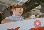 Image Technicien radar de chasse F-14 San Diego California USA, 1974, de la seconde 19 séquences d'archives historiques vidéo 65675080443