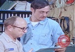 Immagine di Ufficiali dello squadrone della Marina DEGLI STATI UNITI San Diego California USA, 1974, secondo 16 filmato di repertorio 65675080447