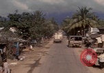 Image Route du village du Vietnam Vietnam, 1967, de la seconde 36 séquences d'archives historiques vidéo 65675080534