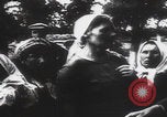 Immagine di Ricerca delle famiglie dei massacri di Katyn Unione Sovietica, 1943, secondo 61 filmato di repertorio 65675080539