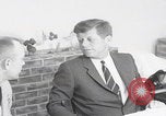 Standbild Präsident Kennedy besucht Hanau Fliegerhorst Kaserne Post Hanau Deutschland, 1963, aus Sekunde 1 historischem Filmmaterial Videoclip 65675080553