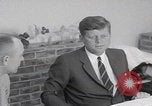 Standbild Präsident Kennedy besucht Hanau Fliegerhorst Kaserne Post Hanau Deutschland, 1963, aus Sekunde 7 historischem Filmmaterial Videoclip 65675080553