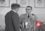 Standbild Präsident Kennedy besucht Hanau Fliegerhorst Kaserne Post Hanau Deutschland, 1963, aus Sekunde 10 historischem Filmmaterial Videoclip 65675080553