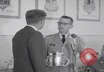 Standbild Präsident Kennedy besucht Hanau Fliegerhorst Kaserne Post Hanau Deutschland, 1963, aus Sekunde 11 historischem Filmmaterial Videoclip 65675080553